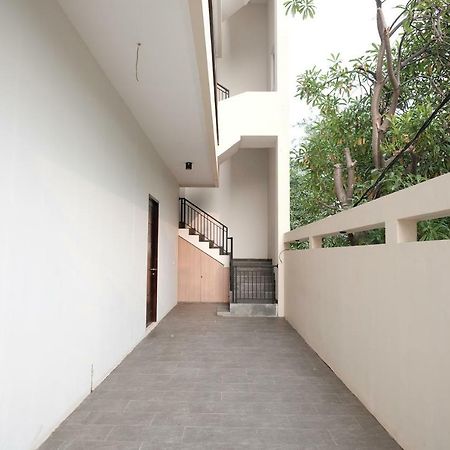 Отель Reddoorz Near Taman Palem Джакарта Экстерьер фото