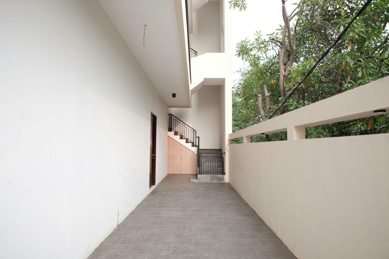 Отель Reddoorz Near Taman Palem Джакарта Экстерьер фото