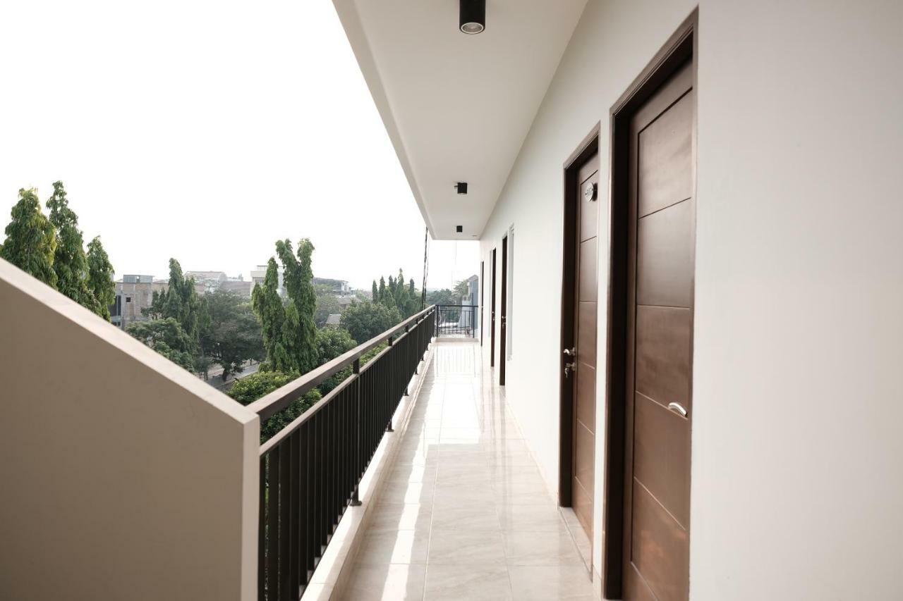 Отель Reddoorz Near Taman Palem Джакарта Экстерьер фото