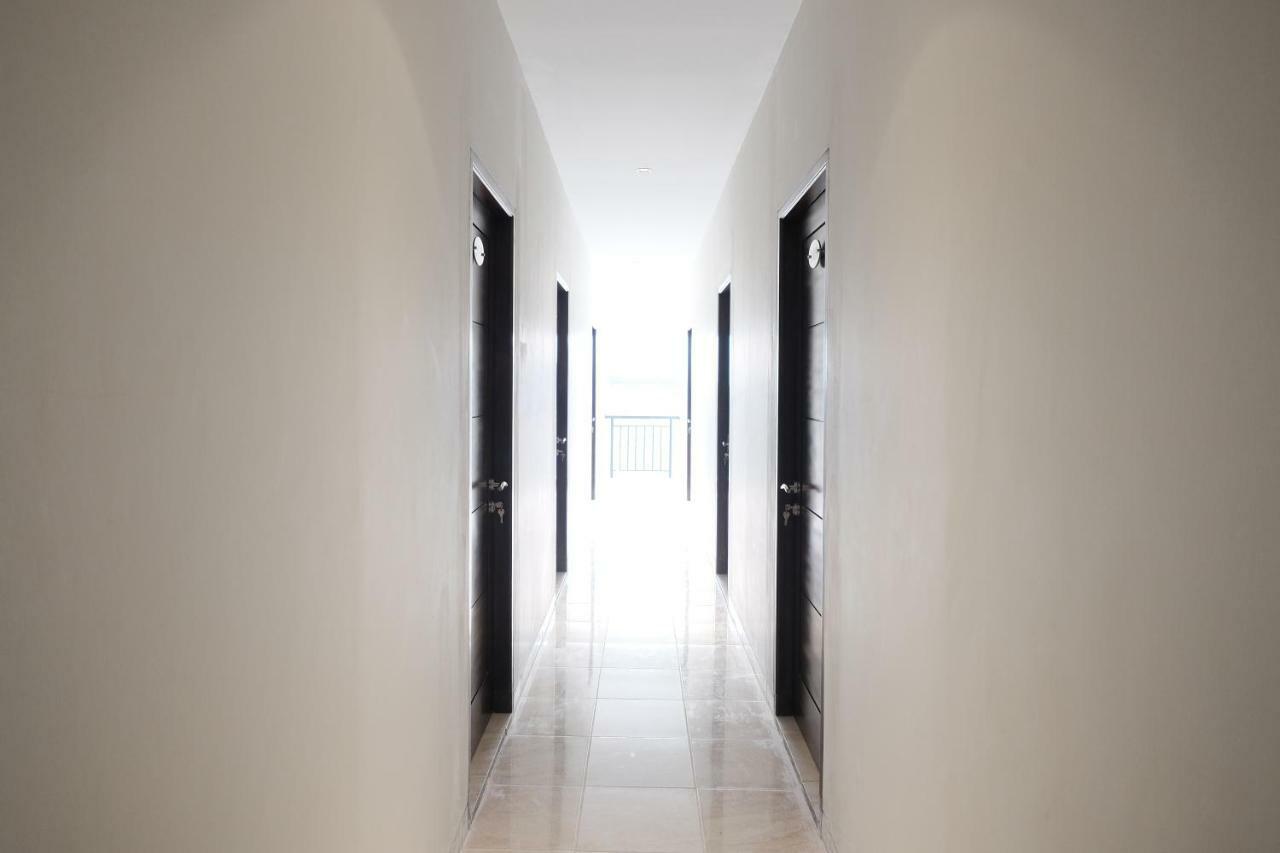 Отель Reddoorz Near Taman Palem Джакарта Экстерьер фото